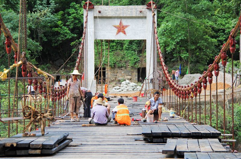File:NujiangSuspensionLonglensTower.jpg
