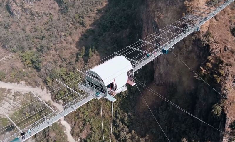 File:CliffNepalBungyJumpBuilding.jpg