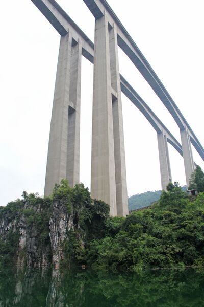 File:MashuiheViaductSuperPiersEast.jpg