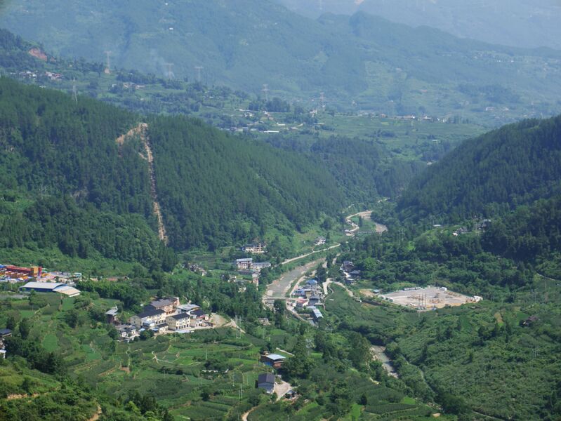 File:ShuangbaoFarRiver.JPG