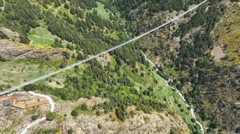 File:Tibetan Footbridge of CanilloHighDown.jpg