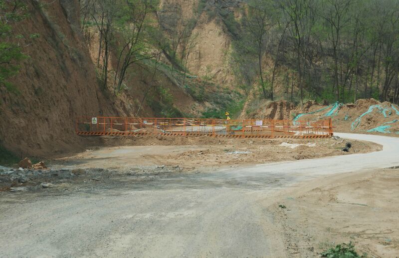 File:TongshengouSingleLane.JPG