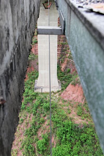 File:Yunnan106mtrHG56StraightBeamKm539Pier2.jpg