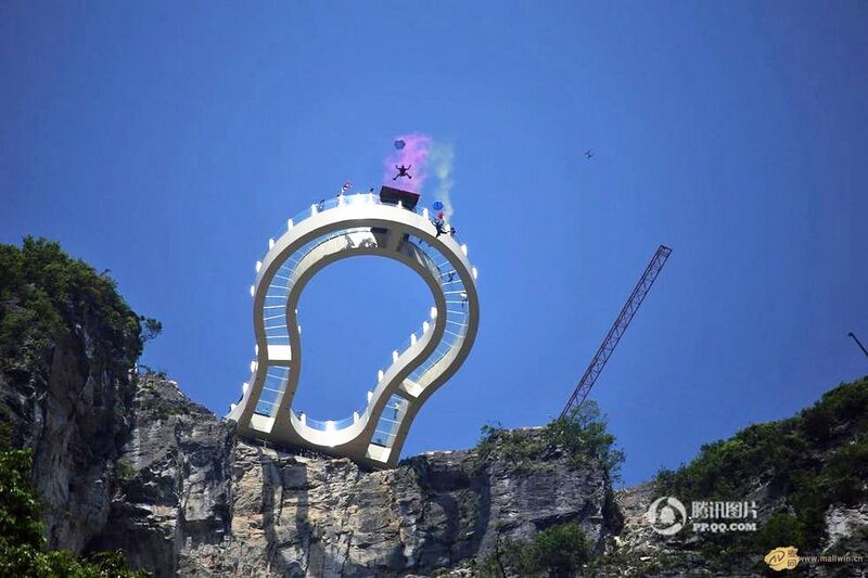 File:LonggangPlatformJump.jpg