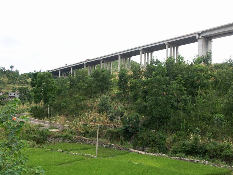 File:MengzhaiBridgeApproach.jpg