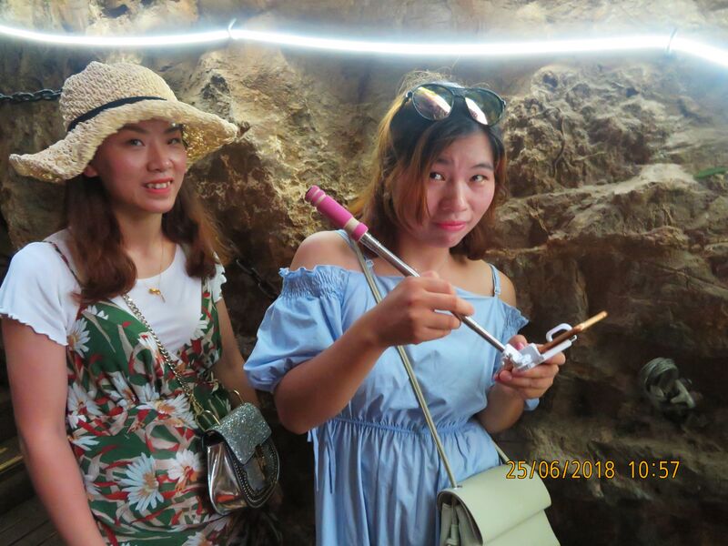File:038ZhangjiajieGirlsByJohnFilmer.JPG