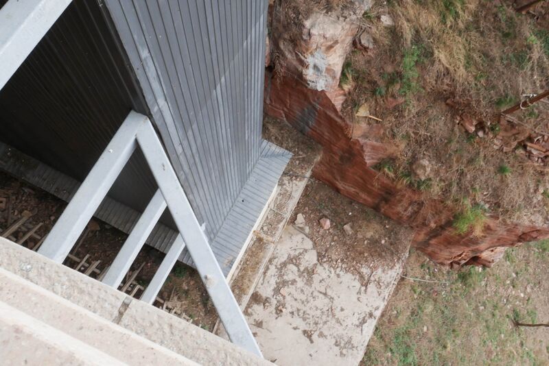 File:EastTaihangStandingTowerElevatorDownView.JPG