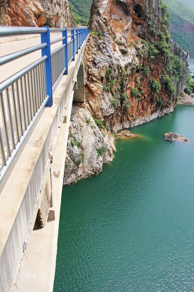 File:Liangfengyan&Water.jpg
