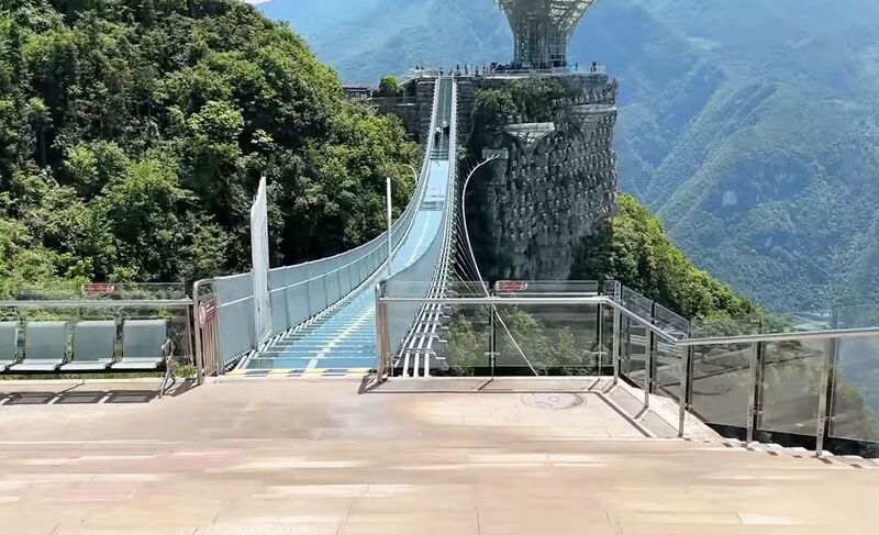 File:Lingzhi XiantaiGlassRailings.jpg