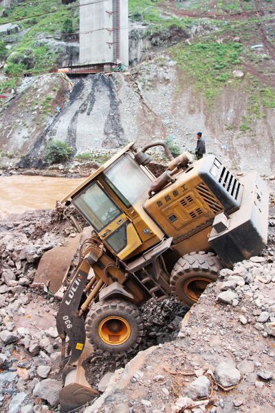 File:NiulanjiangNewG85BeamTractor.jpg