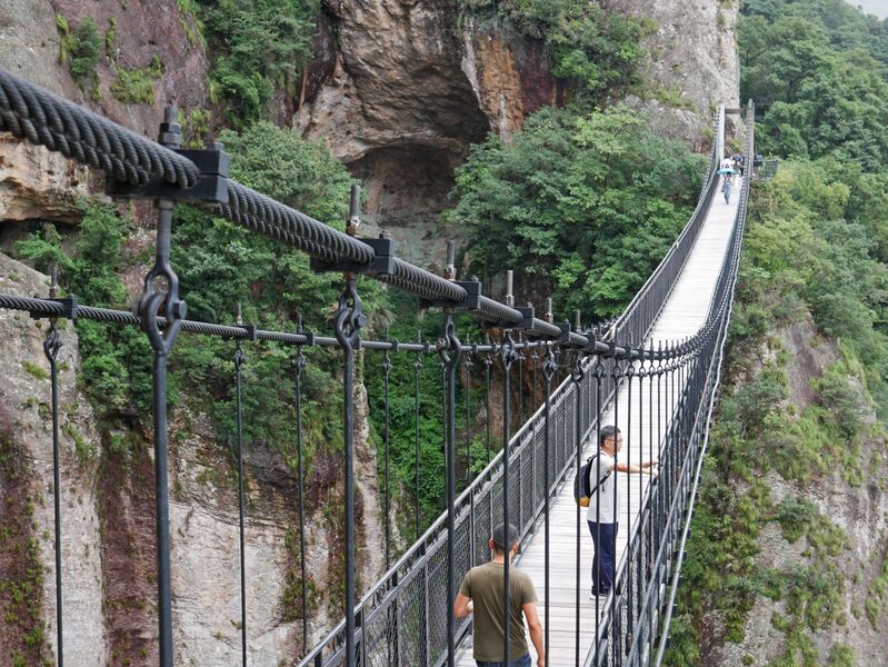 File:FangdongYandangGlassFootbridgeCablesSide.JPG