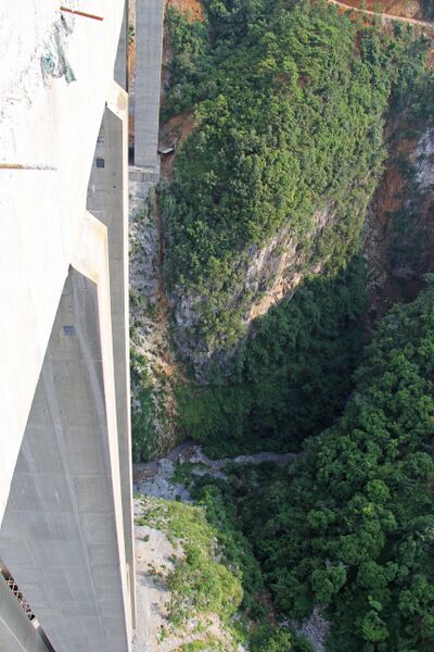 File:WanglongbaoValleyCliffs.jpg