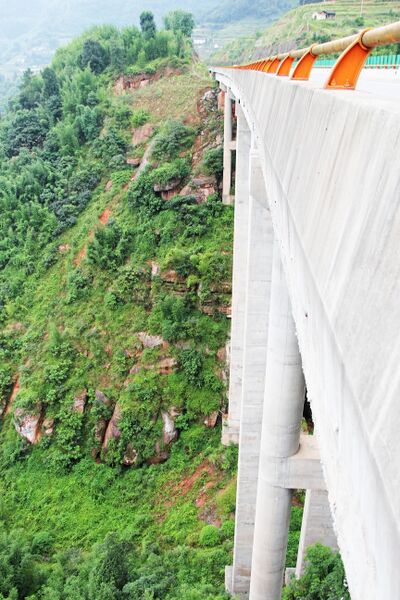 File:XinglongwanRenchi40mtrx5Beam.jpg