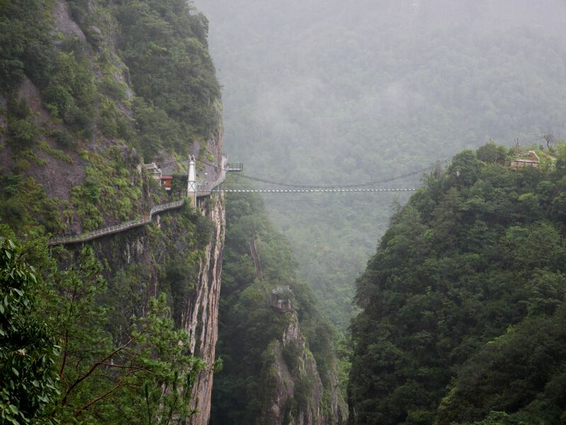 File:YaxiakuGlassFootbridgeGraySky.JPG