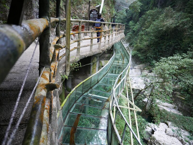 File:YunzhiduanCliffwalkRaftBridgeEdge.JPG
