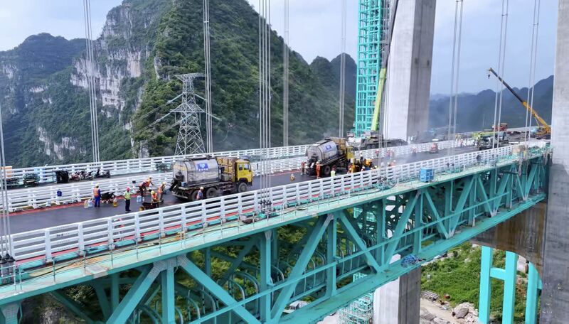 File:HuajiangGreenTrussDeckWorkers.jpg