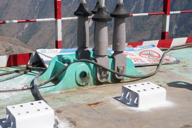 File:HuajiangSuspenderConnection.JPG