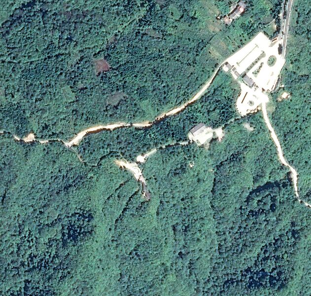File:HuangshuiDafengbaoGlassPlatformAerial.jpg