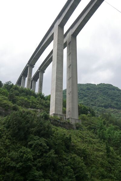 File:Shuanghekou Bridge ChengkaiPiers.JPG