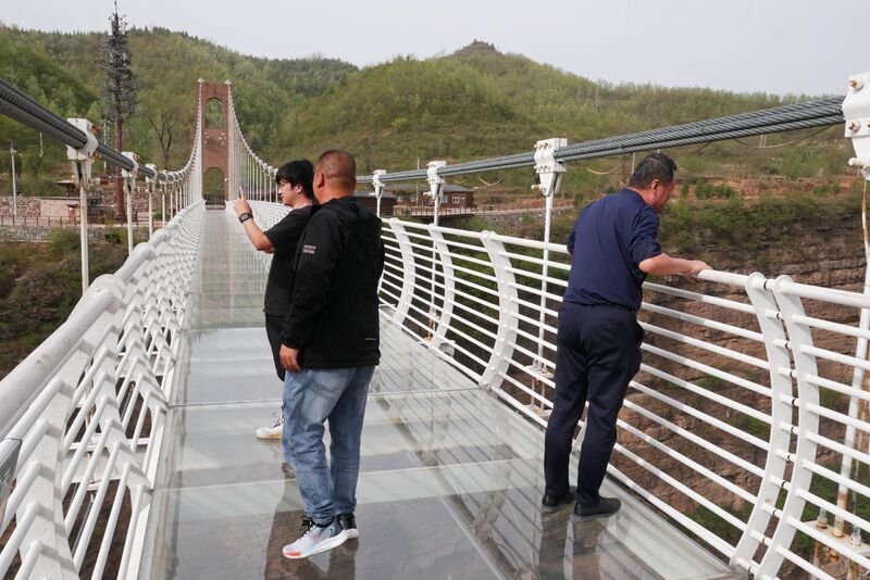File:Taihang GlassFootbridgeGuys.JPG