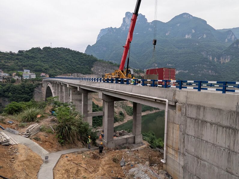 File:Qingjiang Bridge TianchikouCrane.jpg