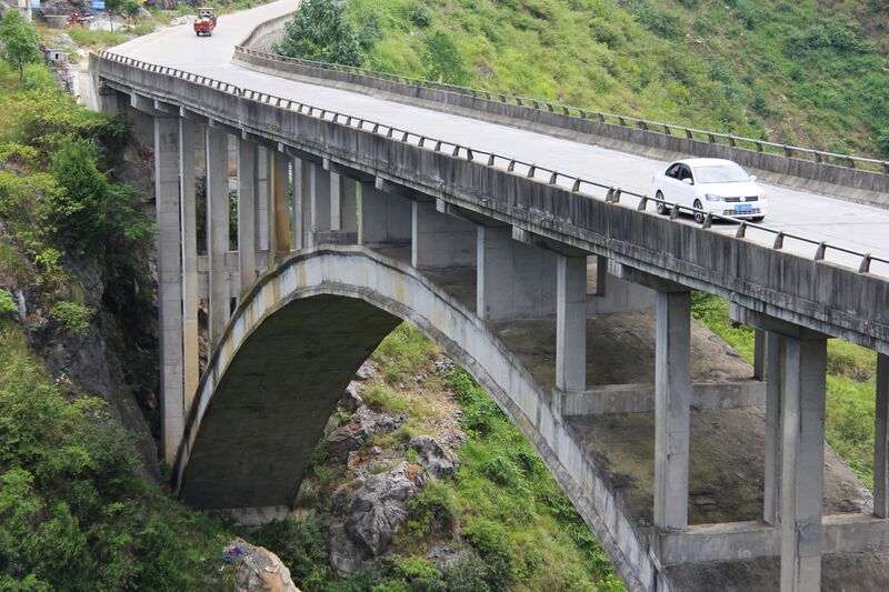 File:ShatanWenchuanHighArchCars.JPG