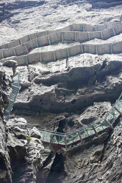 File:Luocheng TiankengCliffwalks.jpg