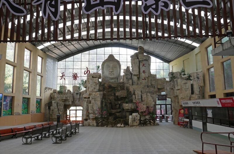 File:Tianjishan FootbridgeStatue.JPG