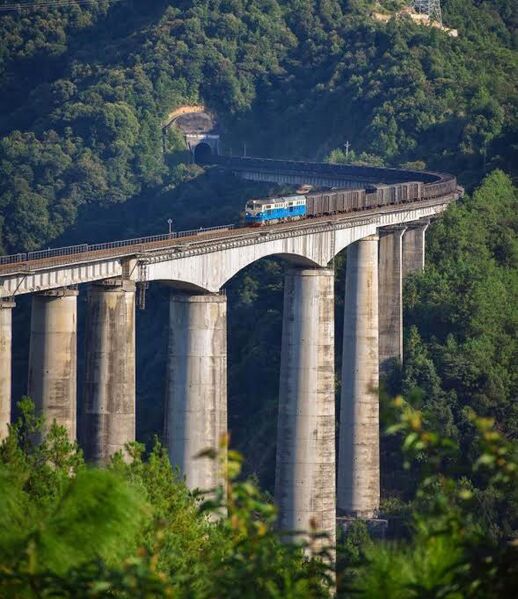File:Yuziying RailwayPiers.jpg