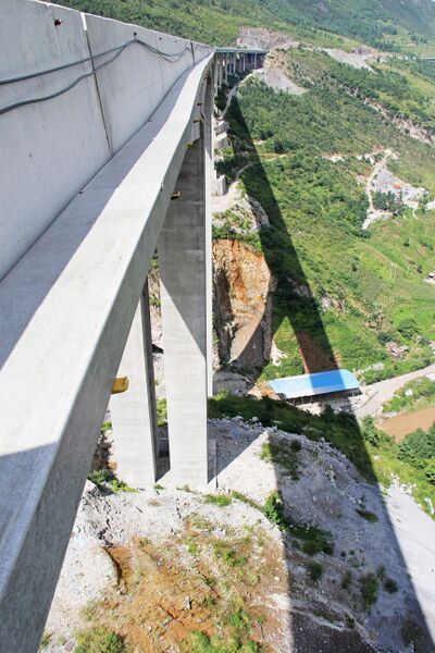 File:HezhangFromEnd.jpg