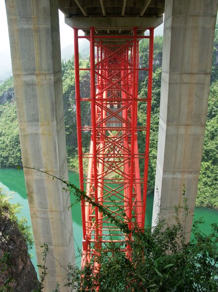 File:NanliduBridgeStraigtOn.jpg