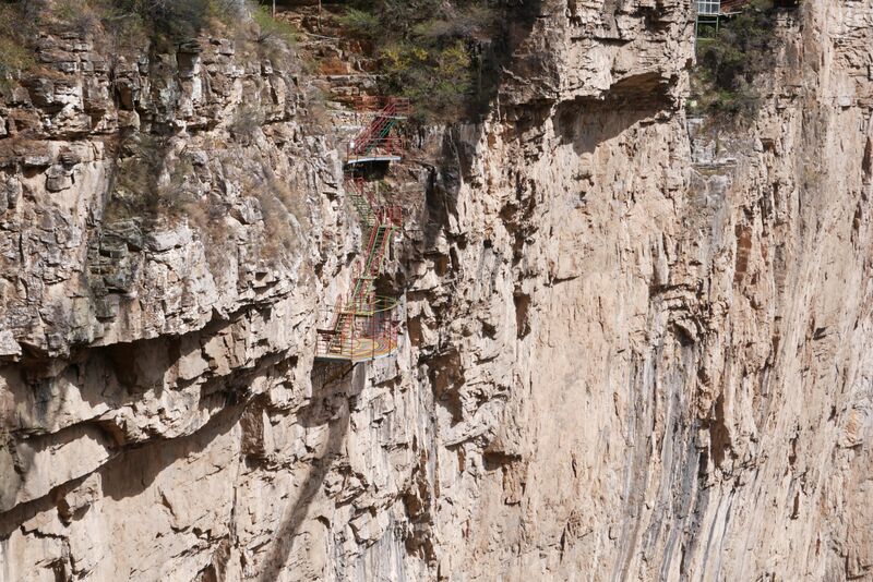 File:Tianjishan FootbridgeCliffPlatformClosed.JPG