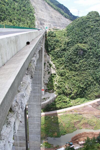File:WumupuBeamValleyRoad&Pier.jpg