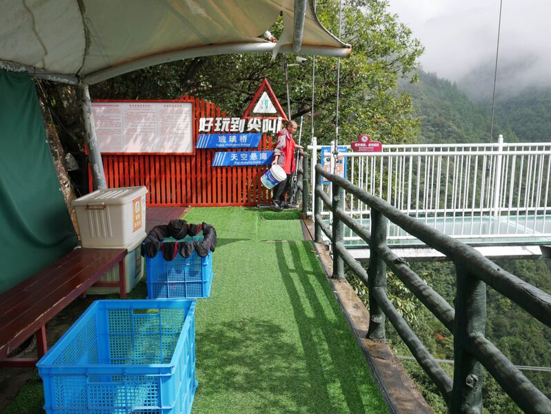 File:LingjiangyuanGlassFootbridgeEnd.JPG