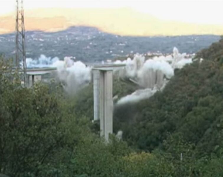 File:Sant'OnofrioImplosion4.jpg