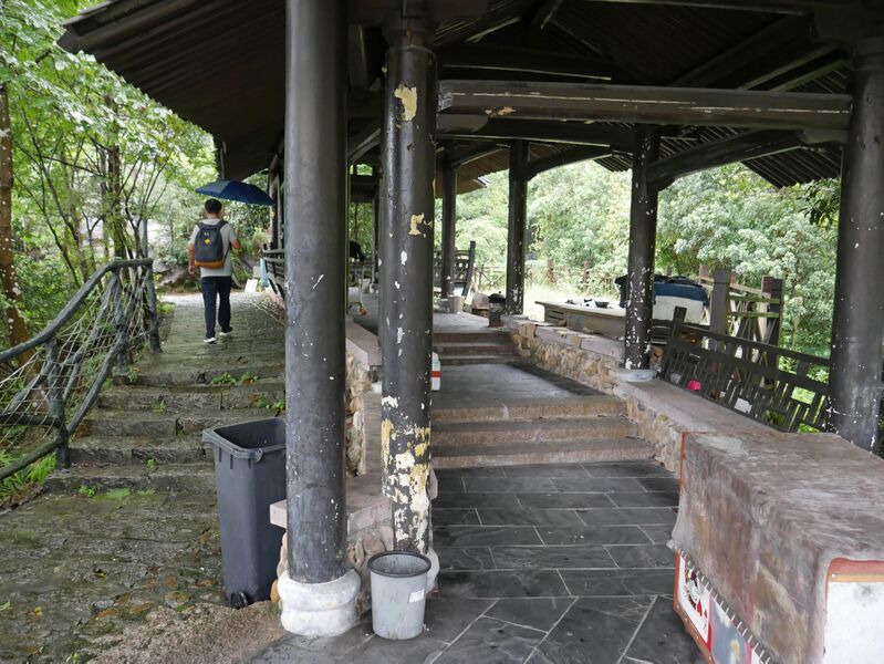 File:YaxiakuGlassRestArea.JPG