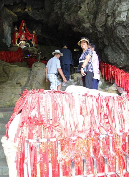 File:631Tiankeng22 copy.JPG