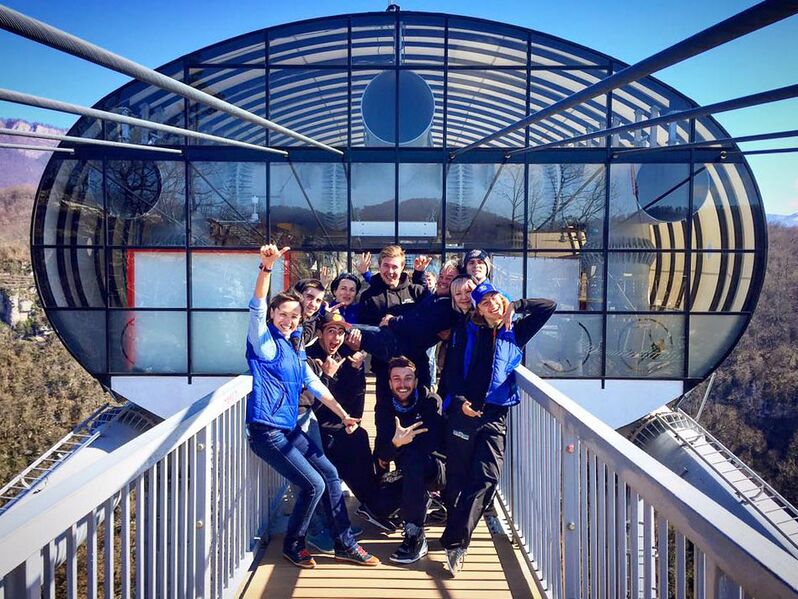 File:GroupJumpCenterImageBySkyBridgeAJHackett.jpg