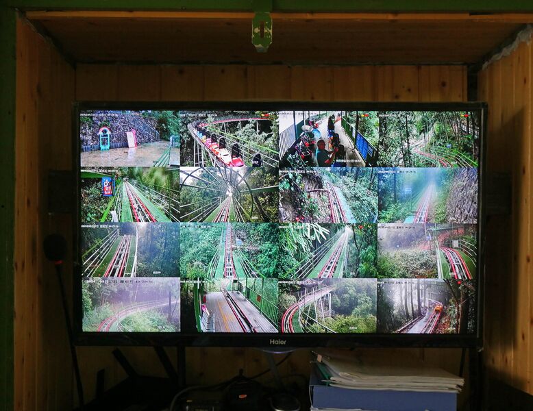 File:Lingjiangyuan MountainCoasterCameras.JPG
