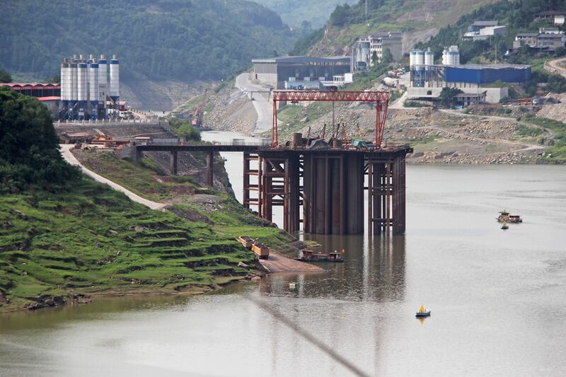 File:PengxiheRailwayLonglens.JPG