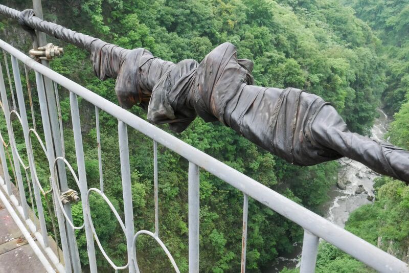 File:Tongzi FootbridgeCableEdge.JPG