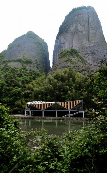 File:GuilinTianmenshanBuilding&Mountain.jpg