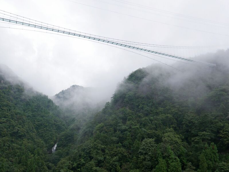 File:LingjiangyuanFootbridgeCloudyValley.JPG