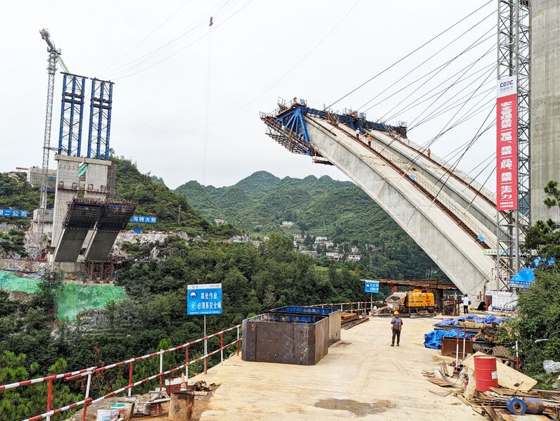 File:MinjiagouArchRibsSky.jpg