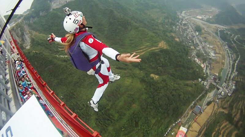 File:119SuzanneJumpsByLika.jpg