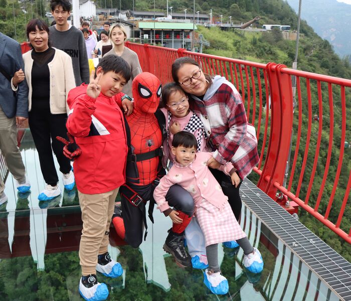 File:NizhuheSpidermanPose.JPG