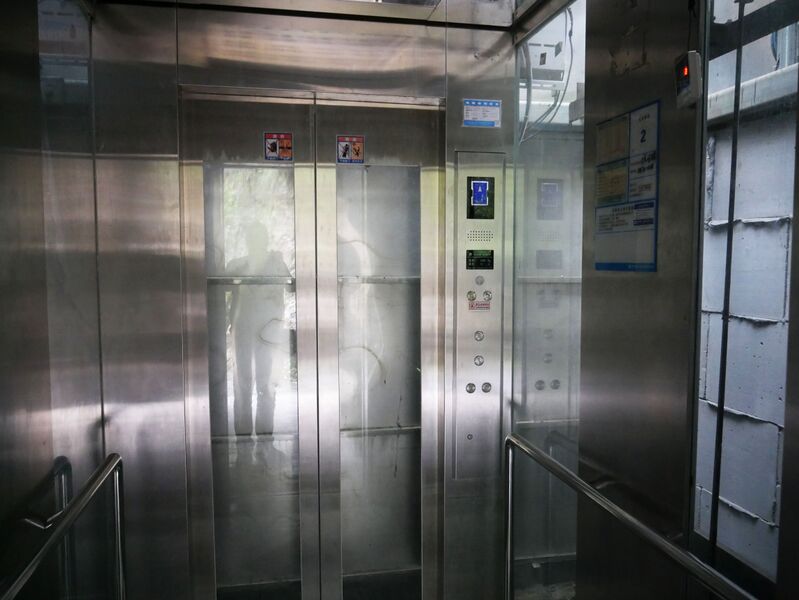 File:DapanshanScenicAreaElevatorGlassDoors.JPG