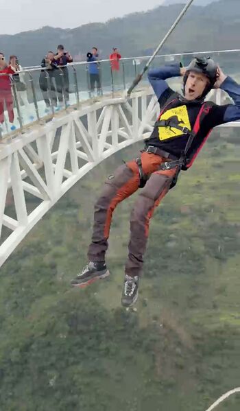 File:NizhuheRelaxingJump.jpg