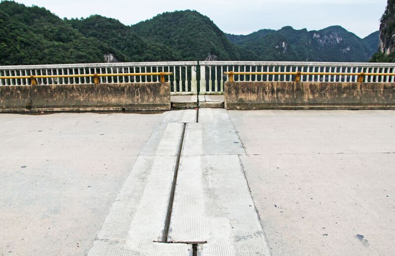 File:JiangjieheCenterGap.jpg