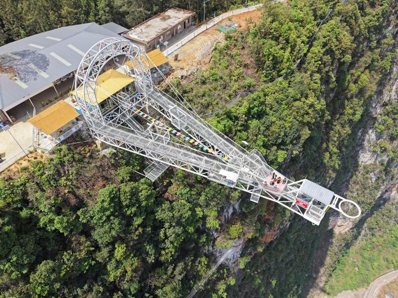 File:NizhuheBungyPlatformCloseDroneHigh.JPG